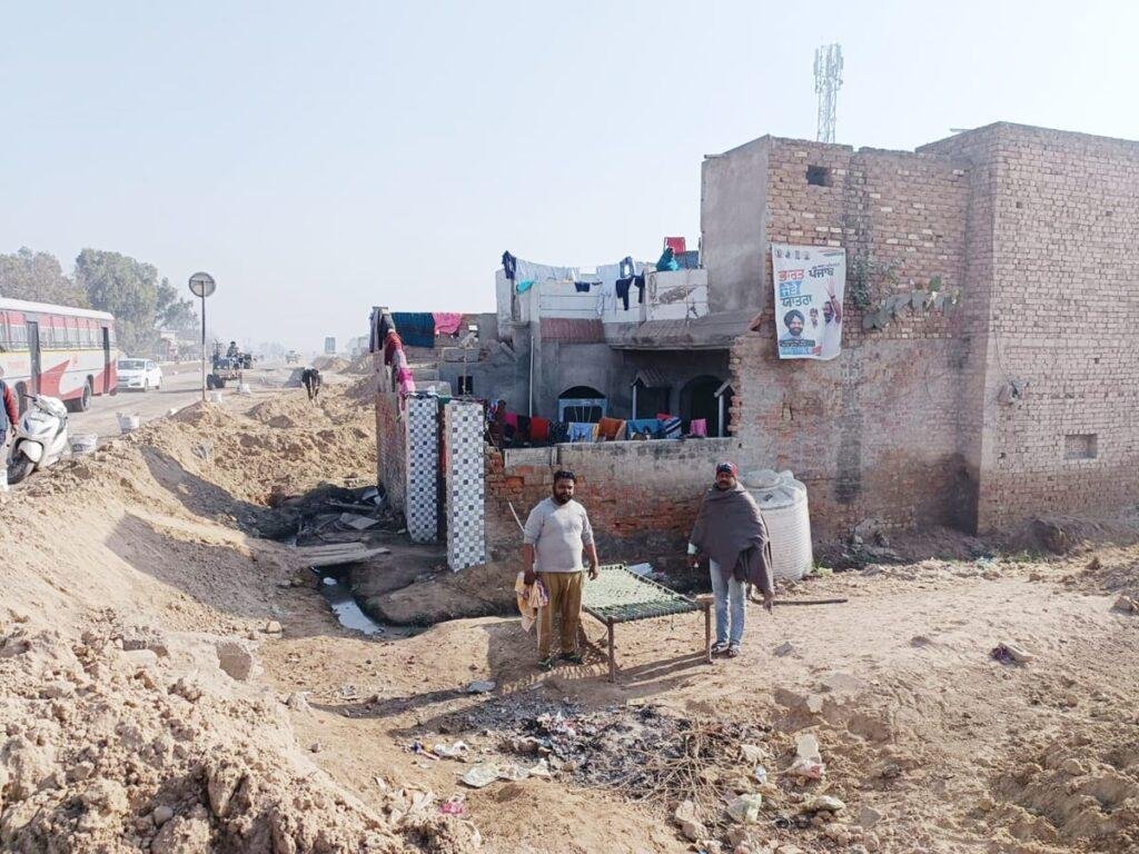 पंजाब15फरवरी*नैशनल हाईवे के रास्ते में आया मकान, पीडि़त ने की मुआवजे की मांग