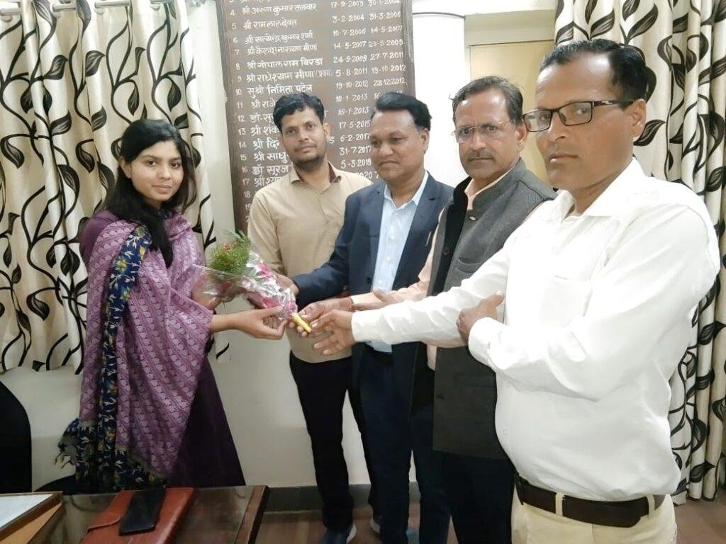 टोंक17फरवरी*उपखंड अधिकारी सुश्री नेहा मिश्रा को पद ग्रहण करने पर पुष्प गुच्छ भेंट कर बधाई एवं शुभकामनाएं दीं। टोंक17फरवरी*उपखंड अधिकारी सुश्री नेहा मिश्रा को पद ग्रहण करने पर पुष्प गुच्छ भेंट कर बधाई एवं शुभकामनाएं दीं।