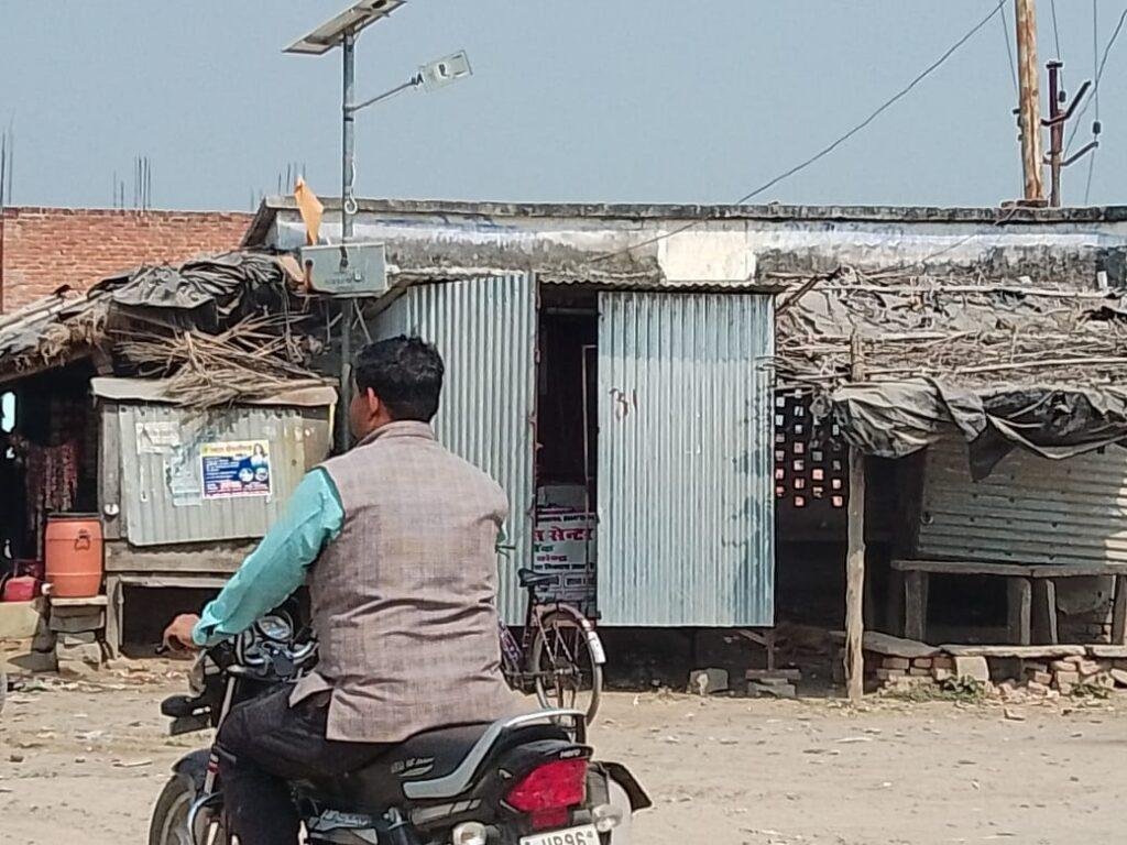 चित्रकूट18फरवरी2023*शासकीय यात्री प्रतीक्षालय में दबंगों ने किया अवैध कब्जा।