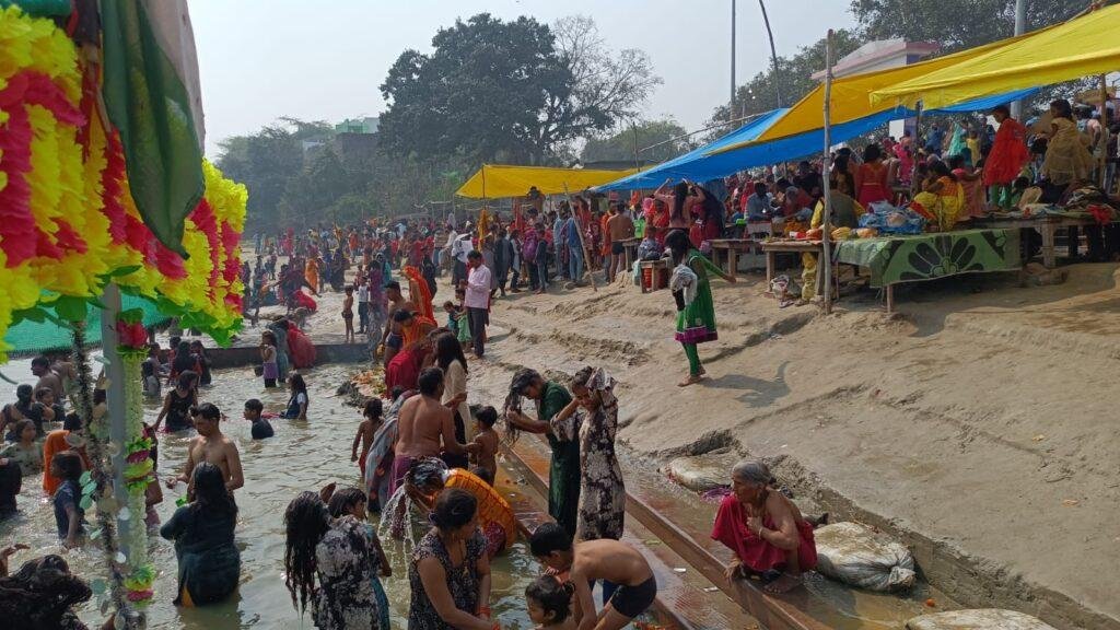 कौशाम्बी18फरवरी*महाशिवरात्रि पर्व पर गंगा स्नान के लिए उमड़ी भक्तों की भीड़* कौशाम्बी18फरवरी*महाशिवरात्रि पर्व पर गंगा स्नान के लिए उमड़ी भक्तों की भीड़*