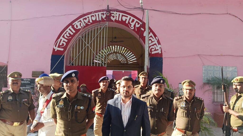 भदोही21फरवरी*डीएम व एसपी ने किया कारागार ज्ञानपुर का औचक निरीक्षण। भदोही21फरवरी*डीएम व एसपी ने किया कारागार ज्ञानपुर का औचक निरीक्षण।