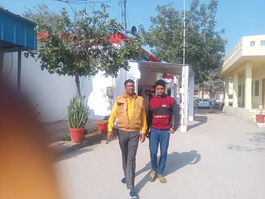 मथुरा23फरवरी2023*दादा को खाना ले जाना पड़ा महंगा*