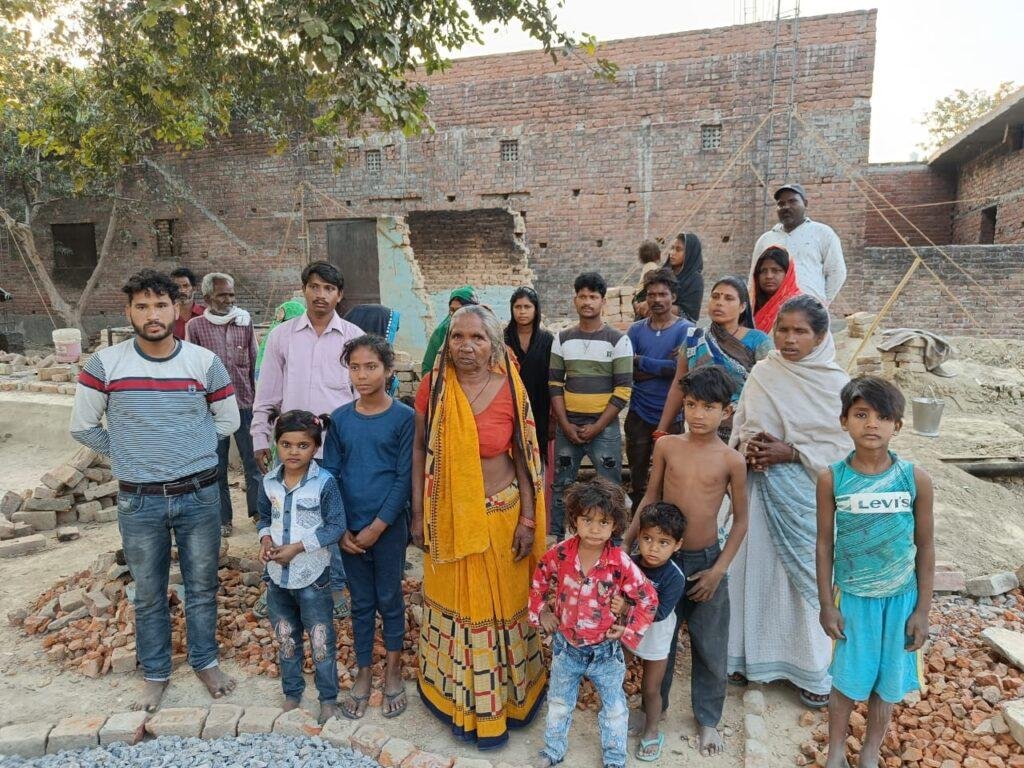 लखनऊ27फरवरी*केन्द्रीय राज्यमंत्री कौशल किशोर से मिलकर निगोहां के दर्जन भर गरीब परिवारो ने की शिकायत,*