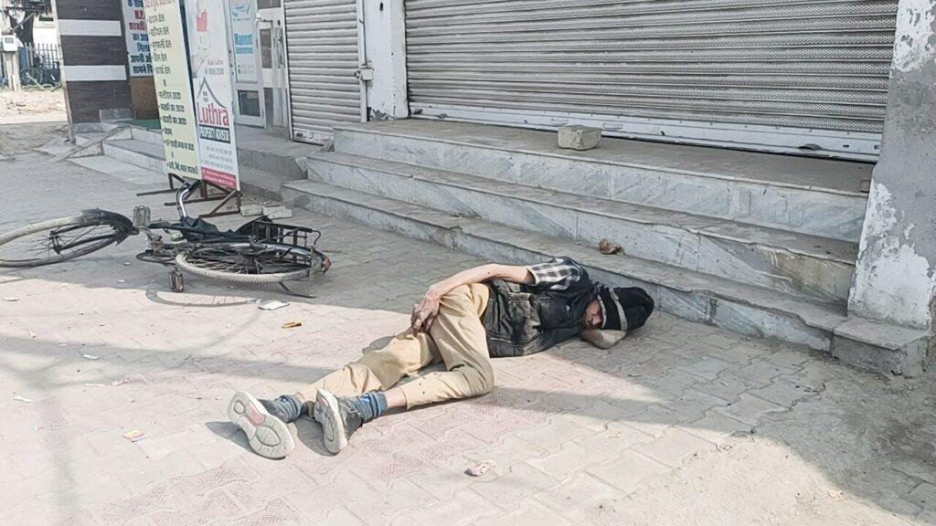 पंजाब27फरवरी*नशे में धुत्त लेटा व्यक्ति पंजाब27फरवरी*नशे में धुत्त लेटा व्यक्ति