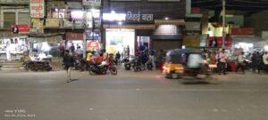 मथुरा28फरवरी*लक्ष्मी नगर चौराहे के पास कालीचरण हलवाई की दुकान के सामने लगता है भयंकर जाम