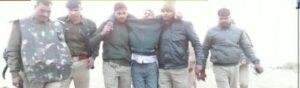 हमलावरों ने पुलिस टीम पर किया पथराव लूट के मामले में वांटेड था बदमाश अमित । हमलावरों ने पुलिस टीम पर किया पथराव लूट के मामले में वांटेड था बदमाश अमित ।