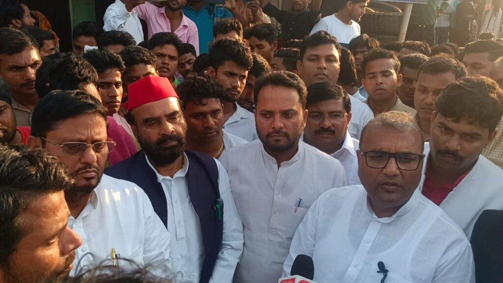 लखनऊ 15 मार्च* कमाल हुसैन की हत्या के उपरांत समाजवादी का प्रतिनिधिमंडल उनके परिजनों से मिला।