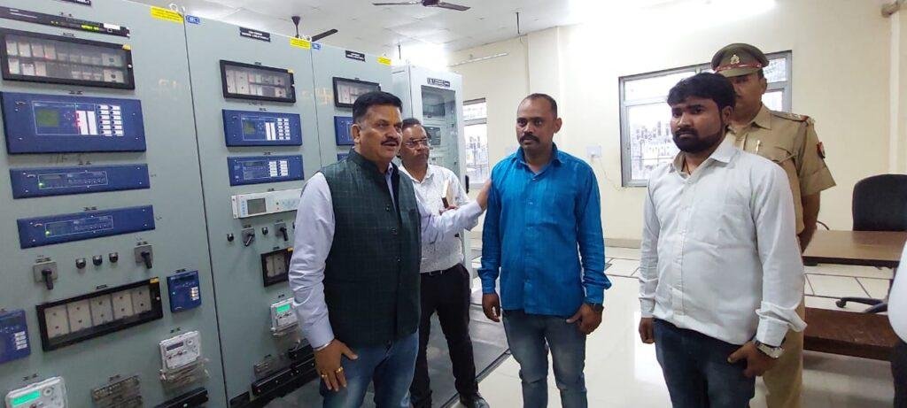 बहराइच 19 मार्च* विद्युत आपूर्ति सुनिश्चित कराए जाने भी डीएम स्वयं विद्युत उपकेंद्र पर पहुंचे।