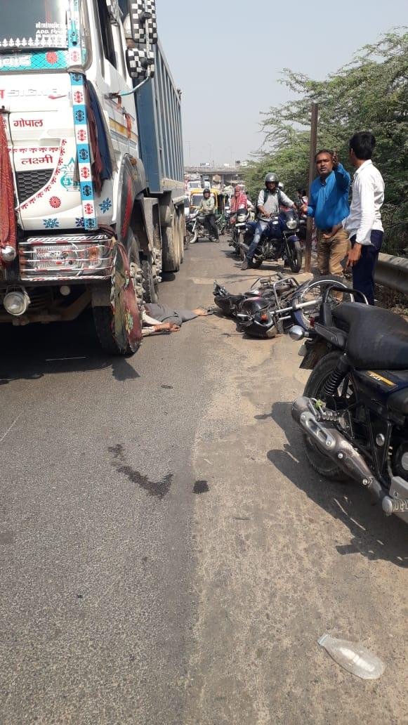 कानपुर01मार्च*रामादेवी पुल पर चढ़ते, बाइक सवार युवक को डम्पर ने मरी जोर डर टक्कर ।। कानपुर01मार्च*रामादेवी पुल पर चढ़ते, बाइक सवार युवक को डम्पर ने मरी जोर डर टक्कर ।।