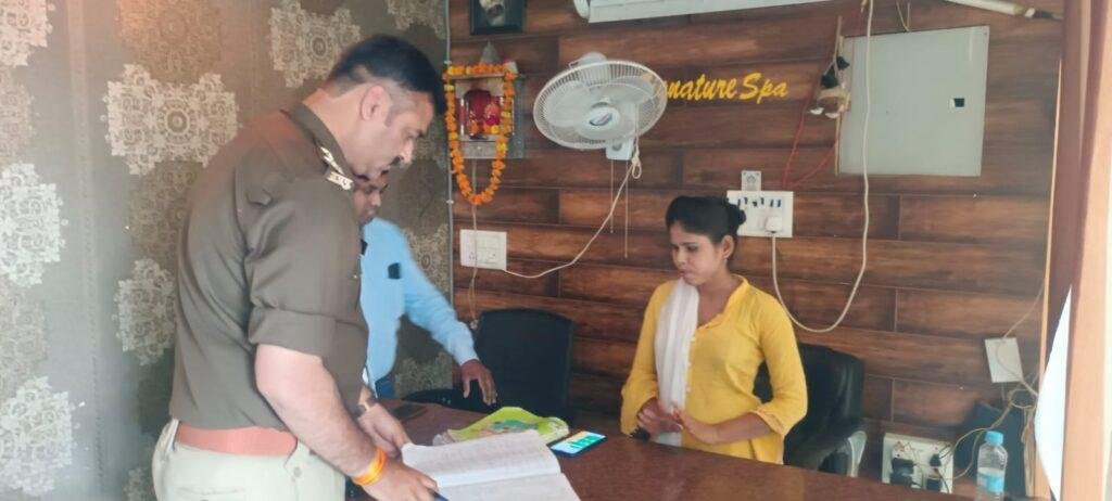 लखनऊ01मार्च*स्पा पार्लरो की लगातार सोसल मिडिया पर वायरल हो रही खबरों से एक्शन मोड में दिखे कृष्णा नगर कोतवाल विक्रम सिंह