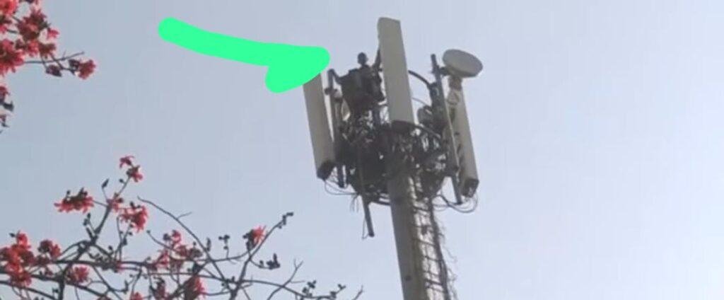 लखनऊ2मार्च*ड्राइवर कैसरबाग स्थित अवध डिपो वर्क शाप के सामने लगे टावर पर चढ़ा, दी कूद जाने की धमकी।