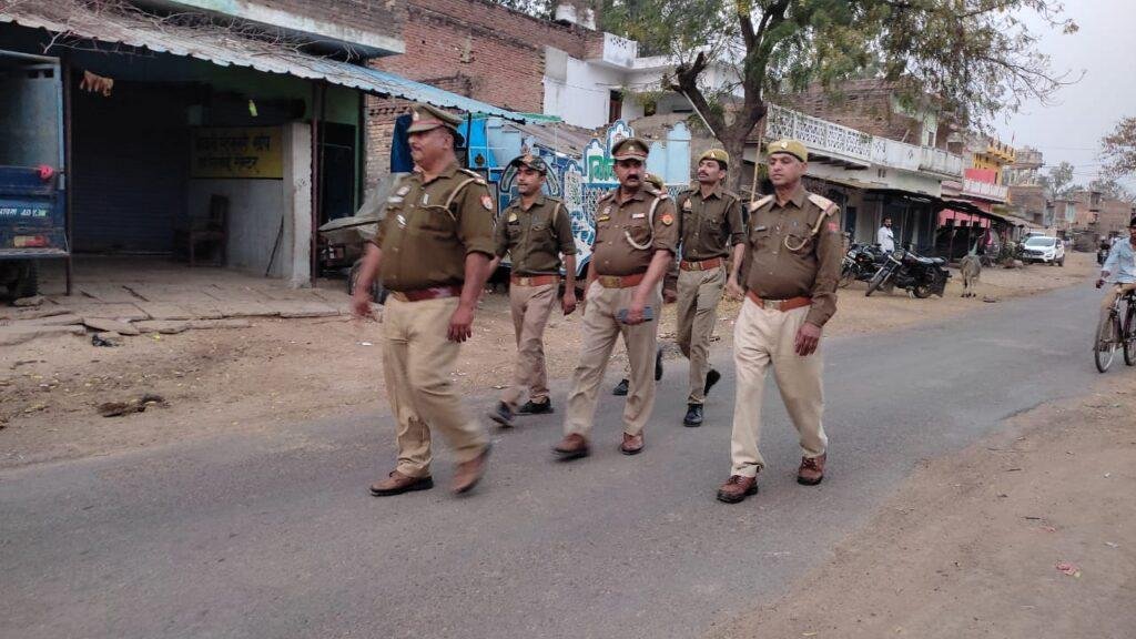 चित्रकूट2मार्च*शांति एवं सुरक्षा व्यवस्था सुदृण बनाये रखने हेतु चित्रकूट पुलिस ने पैदल गस्त कर आमजनमानस से वार्ता कर सुरक्षा का एहसास कराया*