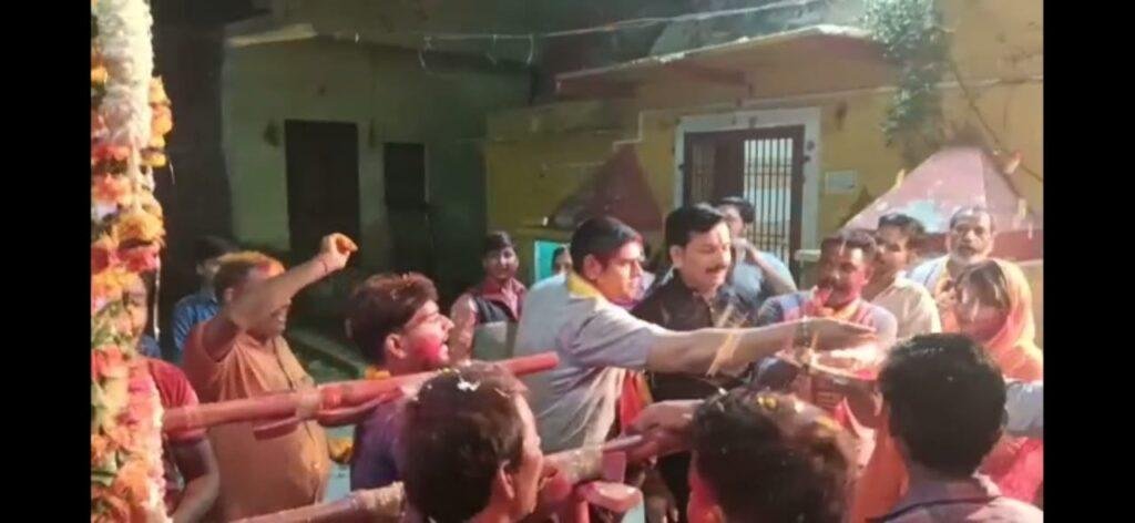 मथुरा03मार्च*मथुरा सदर बाजार प्राचीन महादेव घाट पर भव्य फूलडोल मेले का आयोजन हुआ।