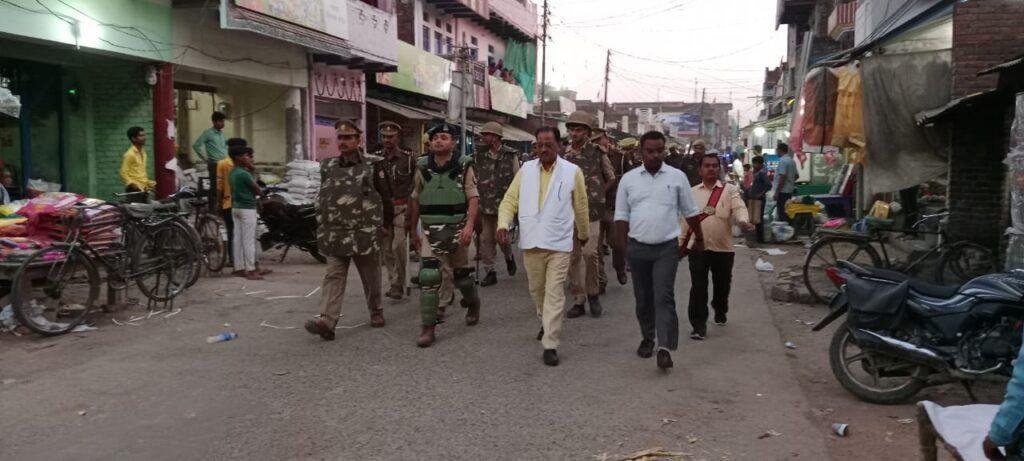 भदोही03मार्च*त्योहारों के मद्देनजर पुलिस प्रशासन ने किया फ्लैगमार्च।