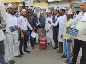 भदोही03मार्च*आप कार्यकर्ताओं ने किया गैस बढ़ोतरी के खिलाफ जमकर विरोध प्रदर्शन*