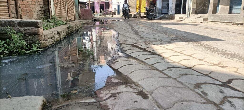 कौशाम्बी04मार्च*ध्वस्त नालियां,बहता गंदा पानी नगर पंचायत अझुवा की बनी पहचान*