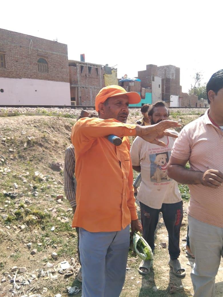 मथुरा 5 मार्च मीडिया को देख भगा अवैध वसूली करने आया रेलवे कर्मचारी मथुरा 5 मार्च मीडिया को देख भगा अवैध वसूली करने आया रेलवे कर्मचारी