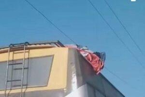 हरदोई05मार्च*हाईटेंशन लाइन की चपेट में आकर जिंदा जला युवक,बस का टायर जला* हरदोई05मार्च*हाईटेंशन लाइन की चपेट में आकर जिंदा जला युवक,बस का टायर जला*