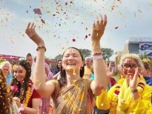 मथुरा05मार्च*वृंदावन में विदेशी भक्तों ने खेली फूलों की होली: मथुरा05मार्च*वृंदावन में विदेशी भक्तों ने खेली फूलों की होली: