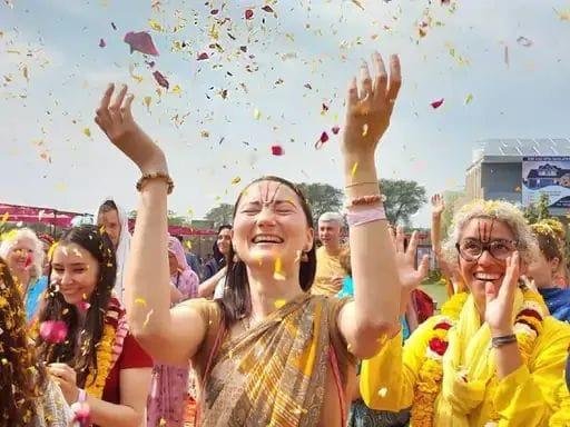 मथुरा05मार्च*वृंदावन में विदेशी भक्तों ने खेली फूलों की होली: