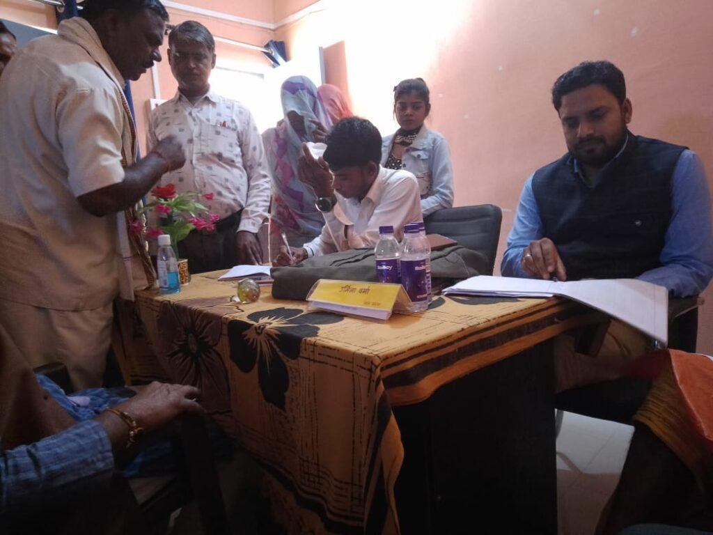 चित्रकूट05मार्च*जनपद में घरौनी अधिकार मिलने की बात सुन गांव कस्बों के निवासियों में दौड़ी खुशी की लहर। चित्रकूट05मार्च*जनपद में घरौनी अधिकार मिलने की बात सुन गांव कस्बों के निवासियों में दौड़ी खुशी की लहर।