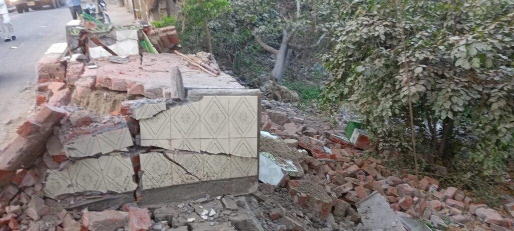 औरैया05मार्च*ट्रक अनियंत्रित होकर मजार से टकराया।