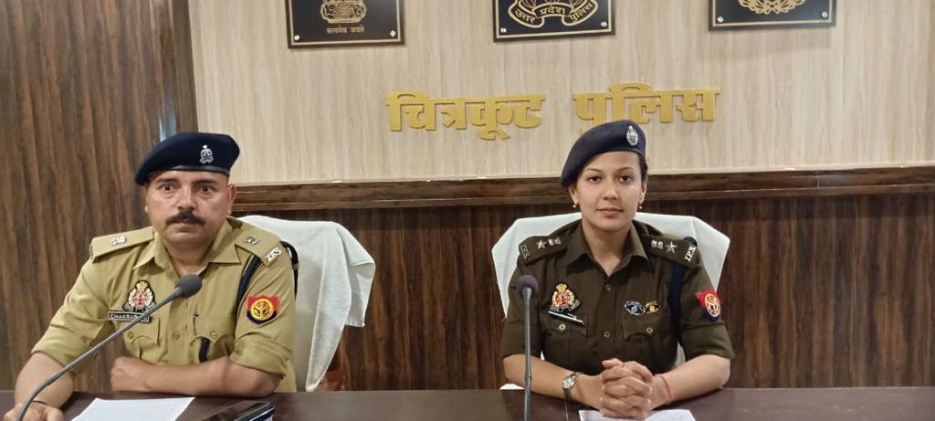 चित्रकूट06मार्च* जिला कारागार चित्रकूट के जेल अधीक्षक एवं जेलर से बरामद किए गए ₹580000।