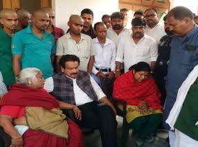 प्रयागराज10मार्च*उमेश पाल हत्याकांड: जब तक न्याय नहीं तब तक तेरहवीं नहीं। प्रयागराज10मार्च*उमेश पाल हत्याकांड: जब तक न्याय नहीं तब तक तेरहवीं नहीं।