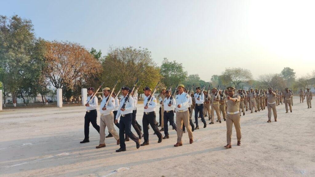 कौशाम्बी10मार्च*एसपी द्वारा साप्ताहिक परेड की ली गई सलामी* कौशाम्बी10मार्च*एसपी द्वारा साप्ताहिक परेड की ली गई सलामी*