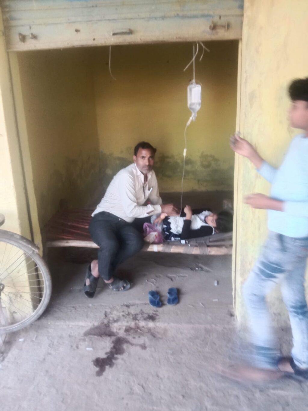 आगरा12मार्च*थाना बरहन के अहारन नगला स्वरूप रोड पर झोलाछाप डॉक्टरों का बोल वाला जारी है