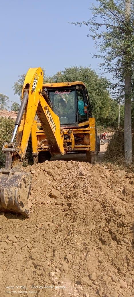 चित्रकूट13मार्च*गांव के दबंग व्यक्ति ने गांव के मुख्य मार्ग की सड़क को जेसीबी से तुडवा डाली।