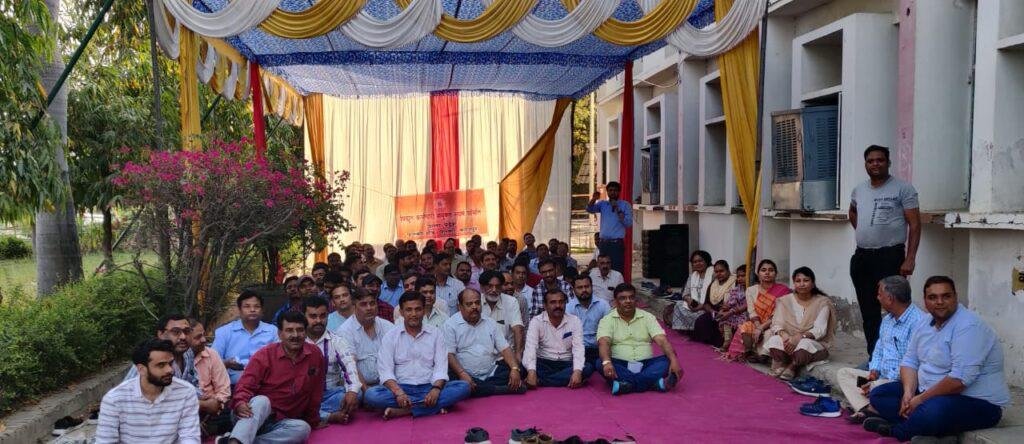 कानपुर नगर 15 मार्च*ऊर्जा मंत्री के साथ हुए समझौते को लागू कराने हेतु बिजली कर्मियों ने प्रांतव्यापी कार्य बहिष्कार शुरू किया :