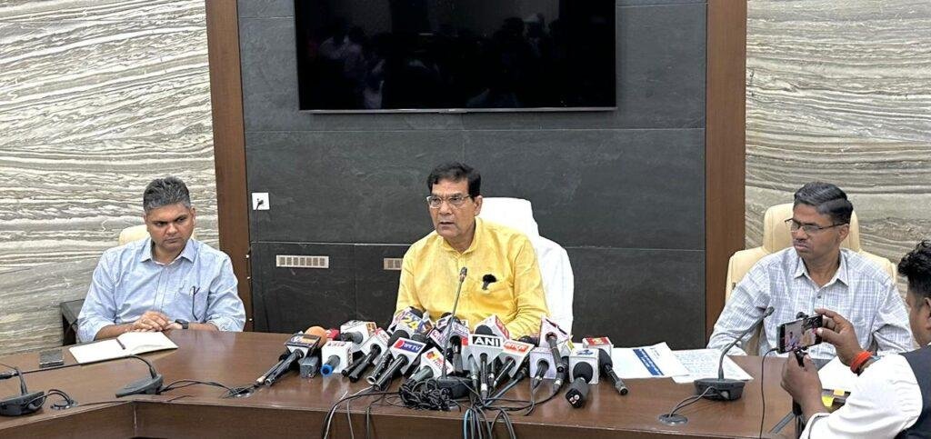 लखनऊ 16 मार्च*बिजलीकर्मियों की हड़ताल के ऐलान पर सरकार सख़्त**बिजलीकर्मियों की हड़ताल के ऐलान पर ऊर्जामंत्री का बयान* लखनऊ 16 मार्च*बिजलीकर्मियों की हड़ताल के ऐलान पर सरकार सख़्त**बिजलीकर्मियों की हड़ताल के ऐलान पर ऊर्जामंत्री का बयान*