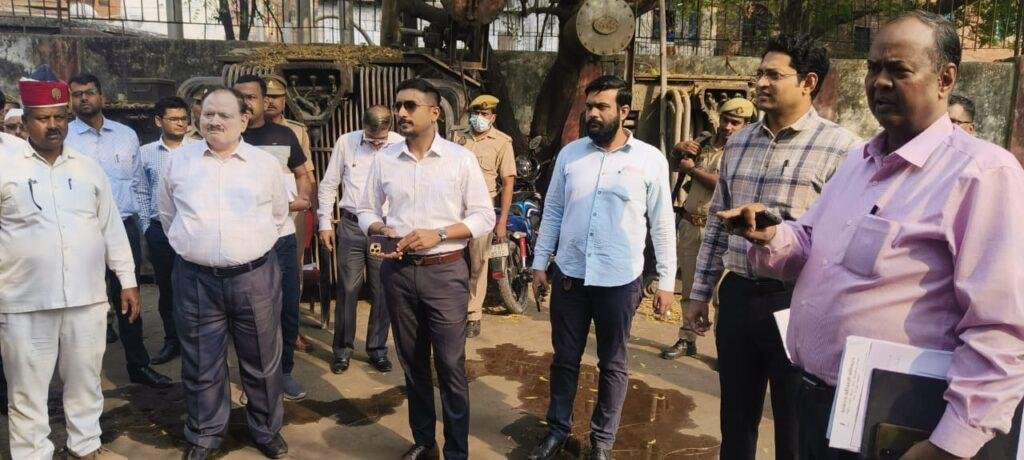 कानपुर नगर17march* विद्युत आपूर्ति बनाए रखने के लिए डीएम और केस्को प्रबंधक ने निरीक्षण किया।