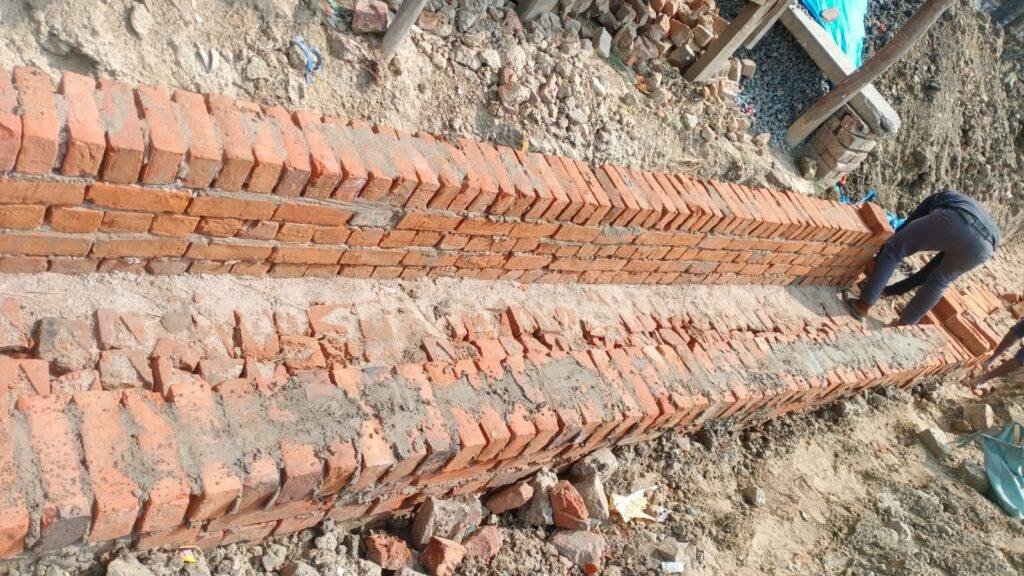 कौशांबी 20 मार्च*मानक विहीन घटिया सामग्री से हो रहा है नाले का निर्माण* कौशांबी 20 मार्च*मानक विहीन घटिया सामग्री से हो रहा है नाले का निर्माण*