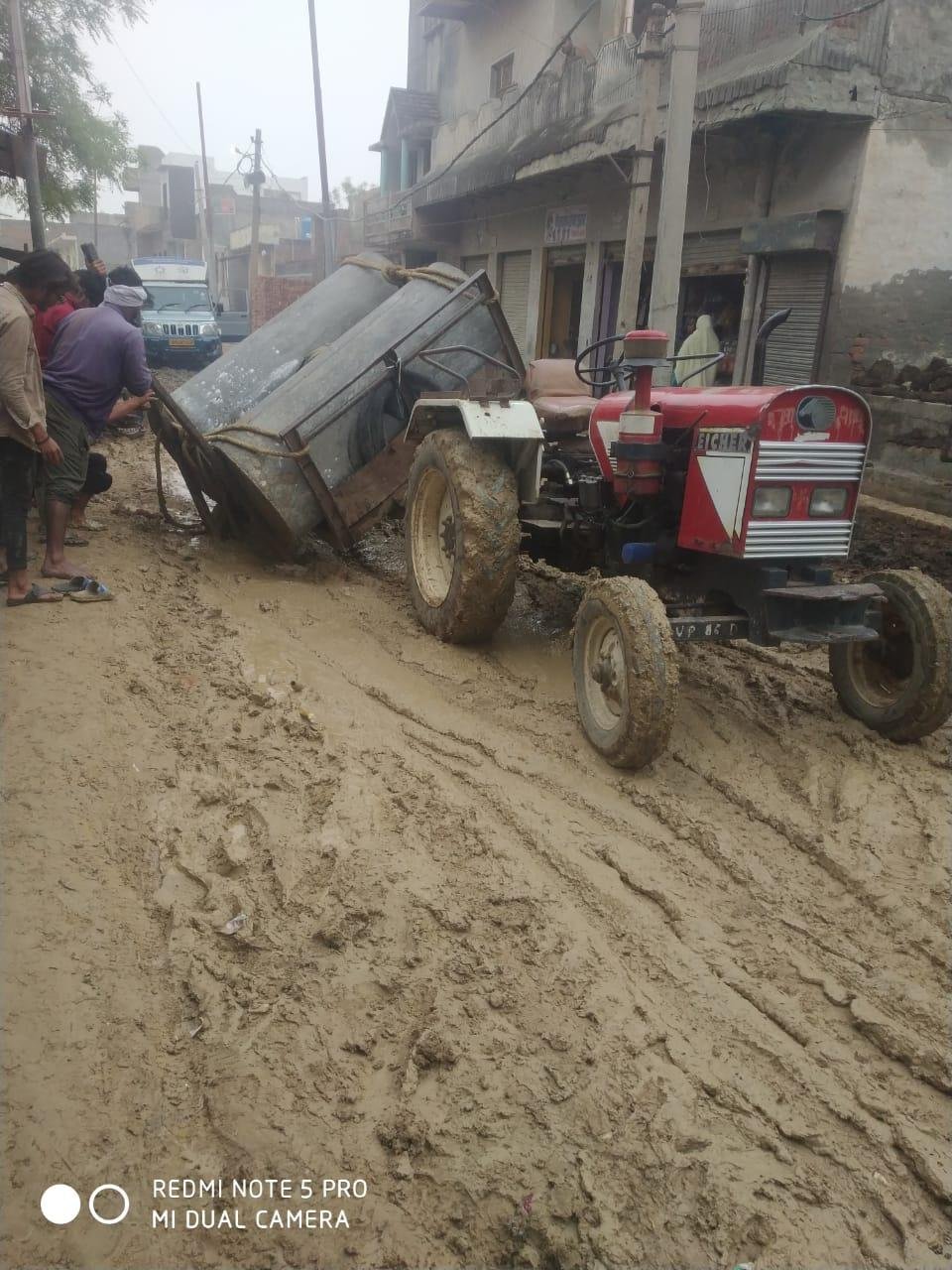 मथुरा 21 मार्च*सड़क न बनने से स्थानीय लोग बहुत परेशान मथुरा 21 मार्च*सड़क न बनने से स्थानीय लोग बहुत परेशान
