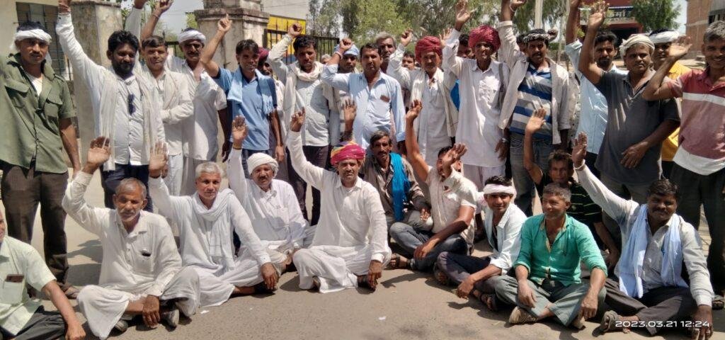 टोंक 21 मार्च*टोडारायसिंह गौण कृषि मंडी के गेट पर किसान नेता रतन खोखर की अगुवाई में एक दिवसीय धरना। टोंक 21 मार्च*टोडारायसिंह गौण कृषि मंडी के गेट पर किसान नेता रतन खोखर की अगुवाई में एक दिवसीय धरना।