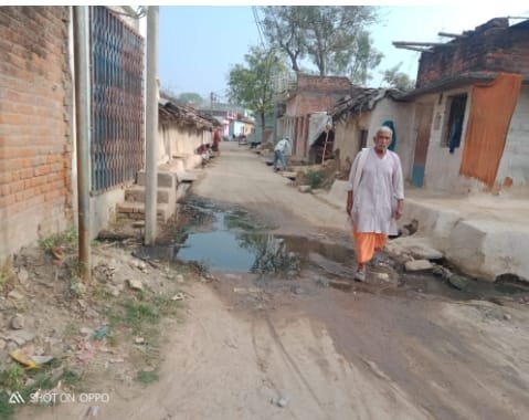 चित्रकूट 21 मार्च *पहाड़ी ब्लाक अंतर्गत ग्राम पंचायत अशोह में गंदा पानी बह रहा है रास्ते पर।