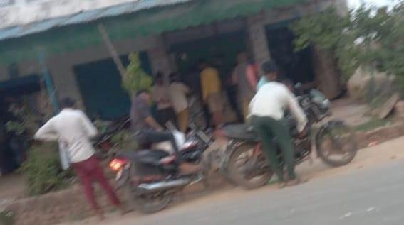 आगरा 23 मार्च *नियमों को ताक पर रखकर हाइवे के पास चल रहा देशी शराब का ठेका