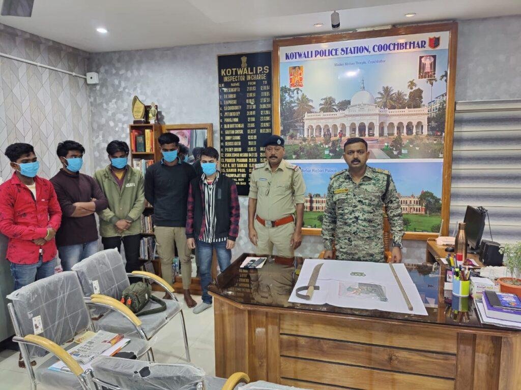 भागलपुर 23 मार्च *लूटपाट का भंडाफोड़, पांच हथियार के साथ गिरफ्तार