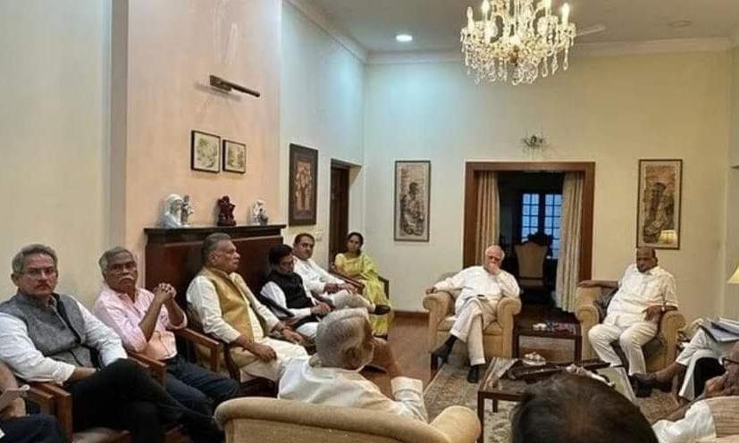 नई दिल्ली 24 मार्च *शरद पवार के घर हुई विपक्षी नेताओं की बैठक, TMC नहीं हुई शामिल, इस मुद्दे पर हुई थी मीटिंग
