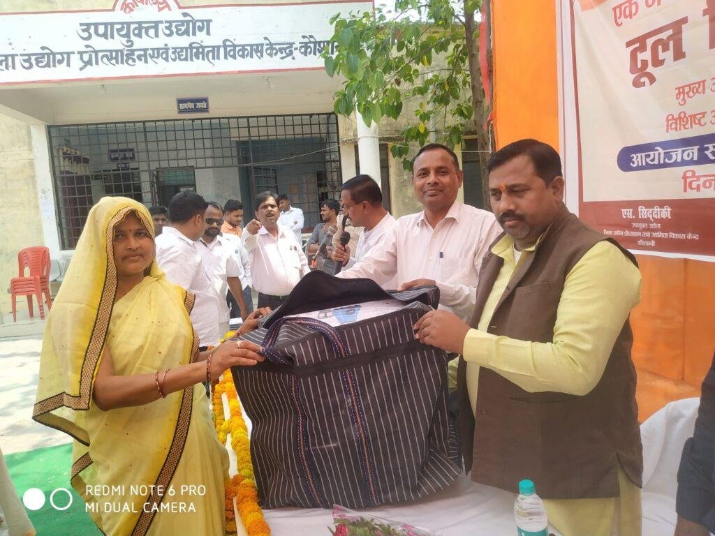 कौशांबी 24 मार्च*लाभार्थियों को किया गया टूलकिट का वितरण* कौशांबी 24 मार्च*लाभार्थियों को किया गया टूलकिट का वितरण*