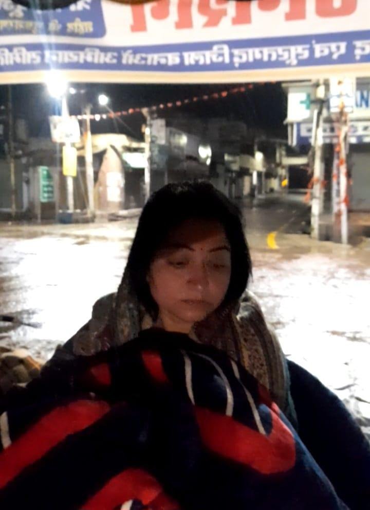 सूरतगढ़ 25 मार्चजून रात के डेढ बजे हैं तेज वर्षा प्लास्टिक तिरपाल के खुले हवाई टैंट में पूजा छाबड़ा ।