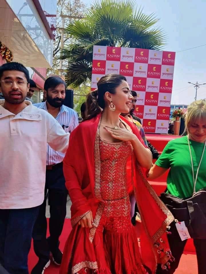 प्रयागराज 25 मार्च *प्रयागराज पंहुची अभिनेत्री रश्मिका ने फैंस के उत्साह को देख बोलीं- इट्स अमेजिंग।