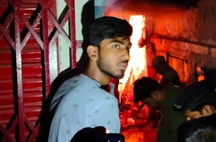 भागलपुर28मार्च*देर रात कपड़े की दुकान में लगी भीषण आग कई घंटे मशक्कत के बाद अग्निशमन की टीम ने आग पर पाया काबू।