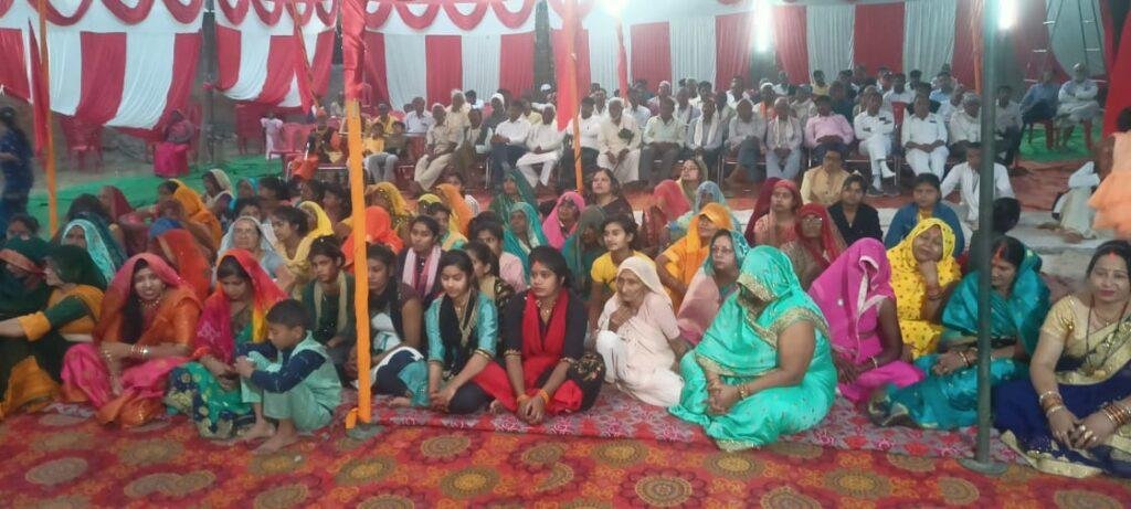 कौशाम्बी31मार्च*गोर्वधन लीला का वर्णन सुन श्र्रोता हुए मंत्रमुग्ध* कौशाम्बी31मार्च*गोर्वधन लीला का वर्णन सुन श्र्रोता हुए मंत्रमुग्ध*