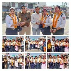 हल्द्वानी 09 मार्च* यातायात निरीक्षक राकेश माहरा ने हल्द्वानी कालाढूंगी चौराहा में माला पहनाकर ट्रॉफी देकर सम्मानित किया