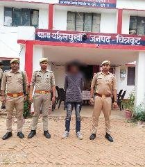 चित्रकूट 16 मार्च* थाना बहिलपुरवा पुलिस टीम द्वारा ग्राम सेमरदहा में हुई घटना से सम्बन्धित वाँछित अभियुक्त को गिरफ्तार किया।