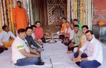 मथुरा 17 मार्च* गिलट आभूषण व्यवसायी समिति (रजि०) के तत्वावधान में वार्षिक शैल महोत्सव(हण्डा) का आयोजन भागवत सेवा संस्थान, कुसुम सरोवर, गोवेर्धन में हुआ । मथुरा 17 मार्च* गिलट आभूषण व्यवसायी समिति (रजि०) के तत्वावधान में वार्षिक शैल महोत्सव(हण्डा) का आयोजन भागवत सेवा संस्थान, कुसुम सरोवर, गोवेर्धन में हुआ ।
