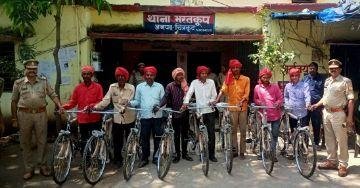 चित्रकूट 22 मार्च* थाना भरतकूप में ग्राम प्रहरियों को वितरित की गयी साइकिल।